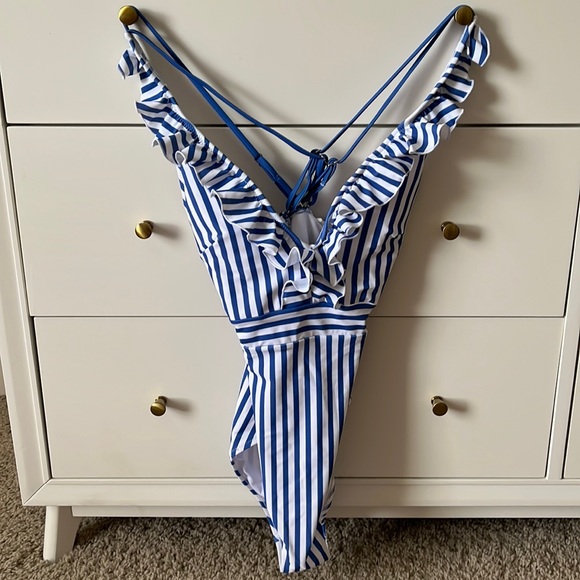 Cupshe ruffle stripe one piece swimsuit - Picture 4 of 4